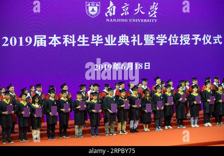 (190619) -- NANJING, 19. Juni 2019 (Xinhua) -- Absolventen erhalten Diplome bei der 2019 beginnenden Zeremonie der Nanjing Universität in Nanjing, Hauptstadt der ostchinesischen Provinz Jiangsu, 18. Juni 2019. Etwa 3.200 Studenten der Universität Nanjing erreichten den Bachelor-Abschluss bei der Zeremonie am Dienstag. (Xinhua/Su Yang) CHINA-NANJING UNIVERSITY-COMPLEMENT CEREMONY (CN) PUBLICATIONxNOTxINxCHN Stockfoto