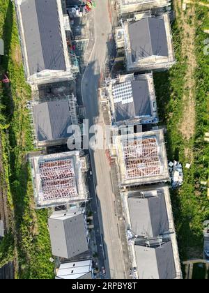 Luftaufnahme der Baustelle für modulare Wohnhäuser ( Ilke Homes ) Hereford UK, die zeigt, dass im September 2023 auf dem Brachfeld eine Schrägdach hinzugefügt wurde. Stockfoto