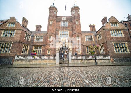 GUILDFORD, SURREY, VEREINIGTES KÖNIGREICH- 31. AUGUST 2023: Abbots Hospital in Guildford Stadtzentrum - Wahrzeichen Grade I gelistet Jacobinischen Gebäude Stockfoto