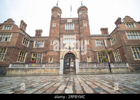 GUILDFORD, SURREY, VEREINIGTES KÖNIGREICH- 31. AUGUST 2023: Abbots Hospital in Guildford Stadtzentrum - Wahrzeichen Grade I gelistet Jacobinischen Gebäude Stockfoto