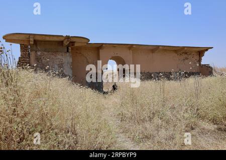 (190619) -- NIMRUD (IRAK), 19. Juni 2019 (Xinhua) -- das Foto vom 13. Juni 2019 zeigt das zerstörte Tor des Asurnasirpal Palastes an der archäologischen Stätte von Nimrud im Irak. Die massive Zerstörung von alten Palästen, Tempeln und Ziggurat mit einer dicken Schicht wilder Unkräuter hinterließ nach fast drei Jahren der Befreiung vom Islamischen Staat (IS) keine Anzeichen für die glorreiche archäologische Stätte Nimrud im Irak. (Xinhua) ZUM Feature: Irakische archäologische Stätte liegt in Ruinen nach fast 3 Jahren der Befreiung von IS IRAK-NIMRUD-ARCHÄOLOGISCHE STÄTTE-RUINEN PUBLICATIONxNOTxINxCHN Stockfoto