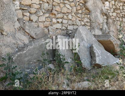 (190619) -- NIMRUD (IRAK), 19. Juni 2019 (Xinhua) -- das Foto vom 13. Juni 2019 zeigt zerstörte geschnitzte Steine an der archäologischen Stätte von Nimrud, Irak. Die massive Zerstörung von alten Palästen, Tempeln und Ziggurat mit einer dicken Schicht wilder Unkräuter hinterließ nach fast drei Jahren der Befreiung vom Islamischen Staat (IS) keine Anzeichen für die glorreiche archäologische Stätte Nimrud im Irak. (Xinhua) ZUM Feature: Irakische archäologische Stätte liegt in Ruinen nach fast 3 Jahren der Befreiung von IS IRAK-NIMRUD-ARCHÄOLOGISCHE STÄTTE-RUINEN PUBLICATIONxNOTxINxCHN Stockfoto