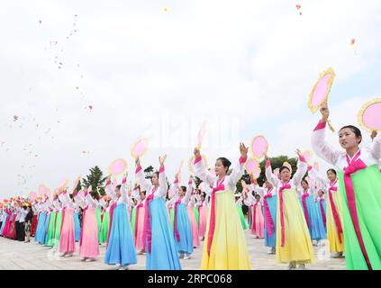 (190620) -- PJÖNGJANG, 20. Juni 2019 (Xinhua) -- die Menschen begrüßen den Generalsekretär des Zentralkomitees der Kommunistischen Partei Chinas und den chinesischen Präsidenten Xi Jinping auf dem Platz des Kumsusan-Palastes der Sonne in Pjöngjang, der Hauptstadt der Demokratischen Volksrepublik Korea (DVRK), am 20. Juni 2019. XI kam hier am Donnerstag zu einem Staatsbesuch in der DVRK an. (Xinhua/Huang Jingwen) DVRK-PJÖNGJANG-XI JINPING-PEOPLE-WELCOME PUBLICATIONxNOTxINxCHN Stockfoto