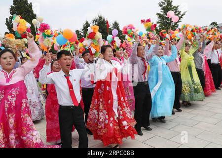 (190620) -- PJÖNGJANG, 20. Juni 2019 (Xinhua) -- die Menschen begrüßen den Generalsekretär des Zentralkomitees der Kommunistischen Partei Chinas und den chinesischen Präsidenten Xi Jinping auf dem Platz des Kumsusan-Palastes der Sonne in Pjöngjang, der Hauptstadt der Demokratischen Volksrepublik Korea (DVRK), am 20. Juni 2019. XI kam hier am Donnerstag zu einem Staatsbesuch in der DVRK an. (Xinhua/Huang Jingwen) DVRK-PJÖNGJANG-XI JINPING-PEOPLE-WELCOME PUBLICATIONxNOTxINxCHN Stockfoto