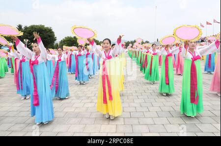 (190620) -- PJÖNGJANG, 20. Juni 2019 (Xinhua) -- die Menschen begrüßen den Generalsekretär des Zentralkomitees der Kommunistischen Partei Chinas und den chinesischen Präsidenten Xi Jinping auf dem Platz des Kumsusan-Palastes der Sonne in Pjöngjang, der Hauptstadt der Demokratischen Volksrepublik Korea (DVRK), am 20. Juni 2019. XI kam hier am Donnerstag zu einem Staatsbesuch in der DVRK an. (Xinhua/Huang Jingwen) DVRK-PJÖNGJANG-XI JINPING-PEOPLE-WELCOME PUBLICATIONxNOTxINxCHN Stockfoto