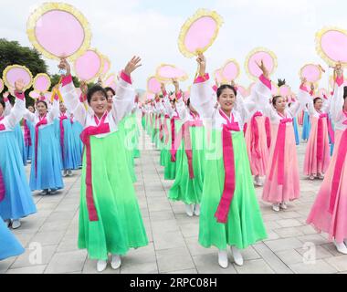 (190620) -- PJÖNGJANG, 20. Juni 2019 (Xinhua) -- die Menschen begrüßen den Generalsekretär des Zentralkomitees der Kommunistischen Partei Chinas und den chinesischen Präsidenten Xi Jinping auf dem Platz des Kumsusan-Palastes der Sonne in Pjöngjang, der Hauptstadt der Demokratischen Volksrepublik Korea (DVRK), am 20. Juni 2019. XI kam hier am Donnerstag zu einem Staatsbesuch in der DVRK an. (Xinhua/Huang Jingwen) DVRK-PJÖNGJANG-XI JINPING-PEOPLE-WELCOME PUBLICATIONxNOTxINxCHN Stockfoto