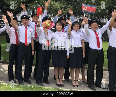 (190620) -- PJÖNGJANG, 20. Juni 2019 (Xinhua) -- die Menschen begrüßen den Generalsekretär des Zentralkomitees der Kommunistischen Partei Chinas und den chinesischen Präsidenten Xi Jinping auf der Straße in Pjöngjang, der Hauptstadt der Demokratischen Volksrepublik Korea (DVRK), 20. Juni 2019. XI kam hier am Donnerstag zu einem Staatsbesuch in der DVRK an. (Xinhua/Jiang Yaping) DVRK-PJÖNGJANG-XI JINPING-PEOPLE-WELCOME PUBLICATIONxNOTxINxCHN Stockfoto