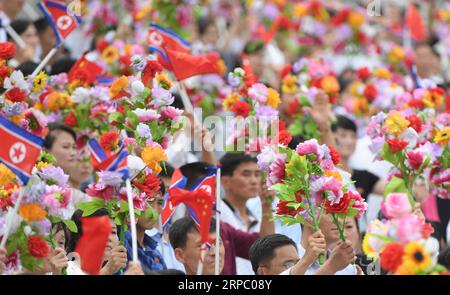 (190620) -- PJÖNGJANG, 20. Juni 2019 (Xinhua) -- die Menschen begrüßen den Generalsekretär des Zentralkomitees der Kommunistischen Partei Chinas und den chinesischen Präsidenten Xi Jinping auf dem Platz des Kumsusan-Palastes der Sonne in Pjöngjang, der Hauptstadt der Demokratischen Volksrepublik Korea (DVRK), am 20. Juni 2019. XI kam hier am Donnerstag zu einem Staatsbesuch in der DVRK an. (Xinhua/Shen Hong) DVRK-PJÖNGJANG-XI JINPING-PEOPLE-WELCOME PUBLICATIONxNOTxINxCHN Stockfoto