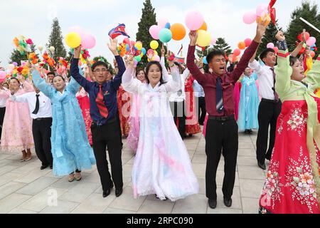 (190620) -- PJÖNGJANG, 20. Juni 2019 (Xinhua) -- die Menschen begrüßen den Generalsekretär des Zentralkomitees der Kommunistischen Partei Chinas und den chinesischen Präsidenten Xi Jinping auf dem Platz des Kumsusan-Palastes der Sonne in Pjöngjang, der Hauptstadt der Demokratischen Volksrepublik Korea (DVRK), am 20. Juni 2019. XI kam hier am Donnerstag zu einem Staatsbesuch in der DVRK an. (Xinhua/Huang Jingwen) DVRK-PJÖNGJANG-XI JINPING-PEOPLE-WELCOME PUBLICATIONxNOTxINxCHN Stockfoto