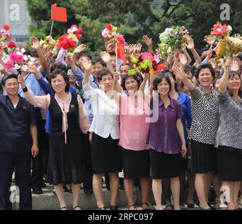 (190620) -- PJÖNGJANG, 20. Juni 2019 (Xinhua) -- die Menschen begrüßen den Generalsekretär des Zentralkomitees der Kommunistischen Partei Chinas und den chinesischen Präsidenten Xi Jinping auf der Straße in Pjöngjang, der Hauptstadt der Demokratischen Volksrepublik Korea (DVRK), 20. Juni 2019. XI kam hier am Donnerstag zu einem Staatsbesuch in der DVRK an. (Xinhua/Jiang Yaping) DVRK-PJÖNGJANG-XI JINPING-PEOPLE-WELCOME PUBLICATIONxNOTxINxCHN Stockfoto