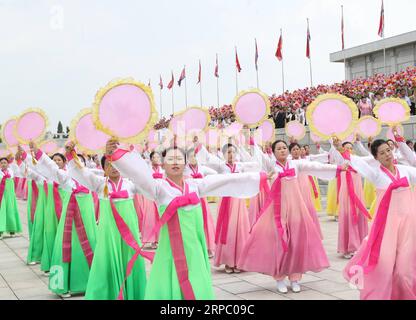 (190620) -- PJÖNGJANG, 20. Juni 2019 (Xinhua) -- die Menschen begrüßen den Generalsekretär des Zentralkomitees der Kommunistischen Partei Chinas und den chinesischen Präsidenten Xi Jinping auf dem Platz des Kumsusan-Palastes der Sonne in Pjöngjang, der Hauptstadt der Demokratischen Volksrepublik Korea (DVRK), am 20. Juni 2019. XI kam hier am Donnerstag zu einem Staatsbesuch in der DVRK an. (Xinhua/Huang Jingwen) DVRK-PJÖNGJANG-XI JINPING-PEOPLE-WELCOME PUBLICATIONxNOTxINxCHN Stockfoto