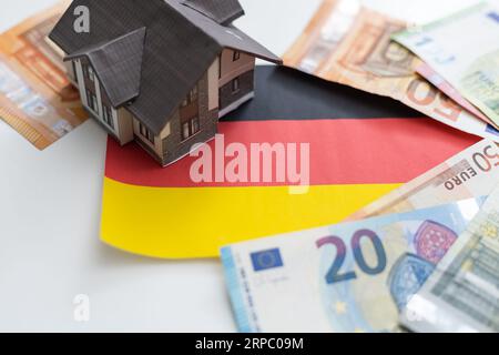 Modellhaus mit vielen Euro-Banknoten-Bundles Stockfoto