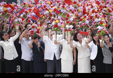 (190620) -- PJÖNGJANG, 20. Juni 2019 (Xinhua) -- die Menschen begrüßen den Generalsekretär des Zentralkomitees der Kommunistischen Partei Chinas und den chinesischen Präsidenten Xi Jinping auf dem Sunan International Airport in Pjöngjang, der Hauptstadt der Demokratischen Volksrepublik Korea (DVRK), 20. Juni 2019. XI kam hier am Donnerstag zu einem Staatsbesuch in der DVRK an. (Xinhua/Pang Xinglei) DVRK-PYONGYANG-XI JINPING-PEOPLE-WELCOME PUBLICATIONxNOTxINxCHN Stockfoto