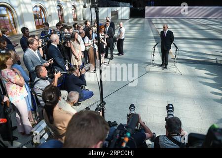 (190620) -- MOSKAU, 20. Juni 2019 (Xinhua) -- der russische Präsident Wladimir Putin beantwortet Fragen aus der Presse nach seiner jährlichen Live-Call-in-Sitzung in Moskau, Russland, 20. Juni 2019. Die Russen werden bereits in diesem Jahr Ergebnisse der nationalen Projekte des Landes sehen, die darauf abzielen, die nationale Wirtschaft zu modernisieren und den Lebensstandard anzuheben, sagte der russische Präsident Wladimir Putin am Donnerstag. Die Ergebnisse sollten jetzt spürbar sein -- dieses Jahr, nächstes Jahr, und so weiter. Dies sollte sich auch auf das Einkommen und die Gehälter auswirken, sagte Putin während seiner jährlichen Live-Call-in-Sitzung. ZU dritter LD Writethru: Putin Stockfoto