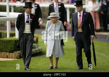 (190620) -- LONDON, 20. Juni 2019 -- die britische Königin Elizabeth II. (C) wird während des Ladies Day of the Royal Ascot 2019 auf der Ascot Racecourse in Ascot, Großbritannien, am 20. Juni 2019 gesehen. ) BRITAIN-ASCOT-ROYAL ASCOT TimxIreland PUBLICATIONxNOTxINxCHN Stockfoto