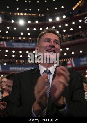 (190620) -- LONDON, 20. Juni 2019 (Xinhua) -- Aktenfoto vom 3. Oktober 2018 zeigt den britischen Außenminister Jeremy Hunt, der während der Rede der britischen Premierministerin Theresa May auf der Jahreskonferenz der Konservativen Partei 2018 in Birmingham applaudiert. Der ehemalige Außenminister Boris Johnson und sein Nachfolger als Außenminister Jeremy Hunt tauchten am 20. Juni 2019 als die beiden Politiker in der letzten Schlacht auf, um der nächste britische Premierminister zu werden. (Xinhua/Han Yan) GROSSBRITANNIEN-LONDON-BORIS JOHNSON-JEREMY HUNT-FINAL BATTLE-NEXT PM PUBLICATIONxNOTxINxCHN Stockfoto