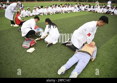 (190621) -- PEKING, 21. Juni 2019 (Xinhua) -- Studenten der Gesundheitsabteilung nehmen an einem Notfall-erste-Hilfe-Wettbewerb im Stadion des Bozhou Vocational and Technical College in der Stadt Bozhou, Ostchinesische Provinz Anhui, 9. Mai 2019 Teil. Laut einem Jahresbericht über die Qualität der beruflichen Bildung am Donnerstag erreichte die Beschäftigungsquote der chinesischen Berufsabsolventen 2018 92 Prozent. Laut dem Bericht spielt die Berufsbildung in China eine immer wichtigere Rolle bei der Ausweitung der Beschäftigung und der Förderung der Studentenentwicklung. ZUM 1. Ld-Writethru: E Stockfoto