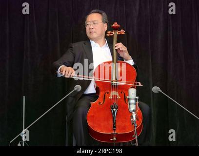 (190621) -- CHICAGO, 21. Juni 2019 (Xinhua) -- der renommierte Cellist Yo-Yo Ma inszeniert eine Aufführung während seines kostenlosen öffentlichen Konzerts im Jay Pritzker Pavilion im Millennium Park in Chicago, USA, 20. Juni 2019. (Xinhua/Wang Ping) USA-CHICAGO-YO-YO MA-FREE CONCERT PUBLICATIONxNOTxINxCHN Stockfoto