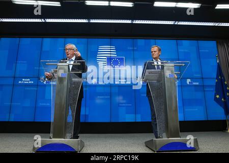 (190621) -- BRÜSSEL, 21. Juni 2019 (Xinhua) -- der Präsident der Europäischen Kommission Jean-Claude Juncker (L) und der Präsident des Europäischen Rates Donald Tusk nehmen an einer Pressekonferenz während des EU-Sommergipfels am 21. Juni 2019 in Brüssel, Belgien, Teil. (Xinhua/Zhang Cheng) BELGIEN-BRÜSSEL-EU-SOMMER-GIPFEL PUBLICATIONxNOTxINxCHN Stockfoto