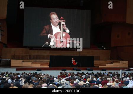 (190621) -- CHICAGO, 21. Juni 2019 (Xinhua) -- der renommierte Cellist Yo-Yo Ma inszeniert eine Aufführung während seines kostenlosen öffentlichen Konzerts im Jay Pritzker Pavilion im Millennium Park in Chicago, USA, 20. Juni 2019. (Xinhua/Wang Ping) USA-CHICAGO-YO-YO MA-FREE CONCERT PUBLICATIONxNOTxINxCHN Stockfoto