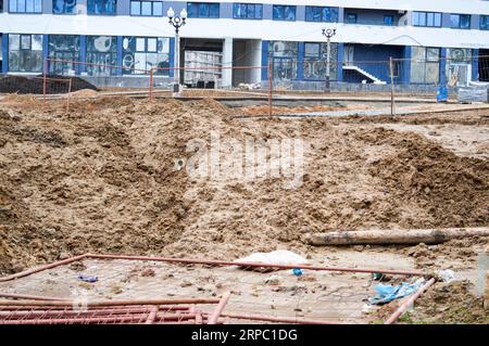 Bau eines großen mehrstöckigen komfortablen Betonzementgebäudes modernes, mehrstöckiges Gebäude mit monolithischem Rahmen und Fenstern, Wänden und Balkonen. Stockfoto