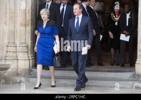 (190621) -- LONDON, 21. Juni 2019 -- die britische Premierministerin Theresa May (L) und der ehemalige britische Premierminister David Cameron reisen nach einem Dankesgottesdienst für das Leben und die Arbeit des ehemaligen Kabinettssekretärs Jeremy Heywood in der Westminster Abbey in London, Großbritannien, am 20. Juni 2019. ) GROSSBRITANNIEN-LONDON-JEREMY HEYWOOD-SERVICE VON THANKSGIVING RAYXTANG PUBLICATIONXNOTXINXCHN Stockfoto