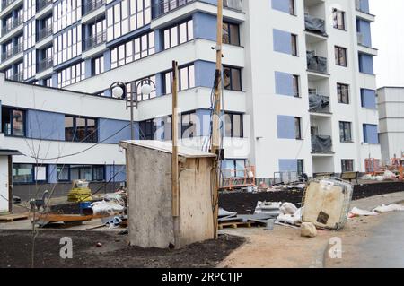 Bau eines großen mehrstöckigen komfortablen Betonzementgebäudes modernes, mehrstöckiges Gebäude mit monolithischem Rahmen und Fenstern, Wänden und Balkonen. Stockfoto