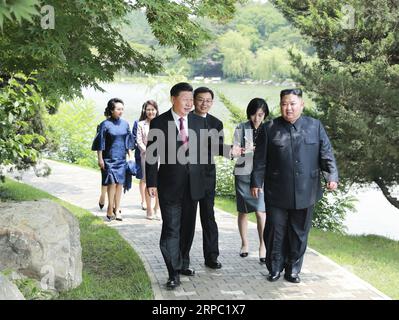 (190621) -- PJÖNGJANG, 21. Juni 2019 (Xinhua) -- Generalsekretär des Zentralkomitees der Kommunistischen Partei Chinas (KPCh) und chinesischer Präsident Xi Jinping und seine Frau Peng Liyuan spazieren und mit Kim Jong UN sprechen, Vorsitzender der Arbeiterpartei Koreas (WPK) und Vorsitzender der Staatskommission der Demokratischen Volksrepublik Korea (DVRK), und seine Frau Ri Sol Ju im staatlichen Gästehaus in Pjöngjang, Hauptstadt der DVRK, 21. Juni 2019. XI Jinping traf sich hier am Freitag mit Kim Jong UN. Peng Liyuan und Ri Sol Ju nahmen ebenfalls an dem Treffen Teil. (Xinhua/Pang Xinglei) DVRK-PYON Stockfoto