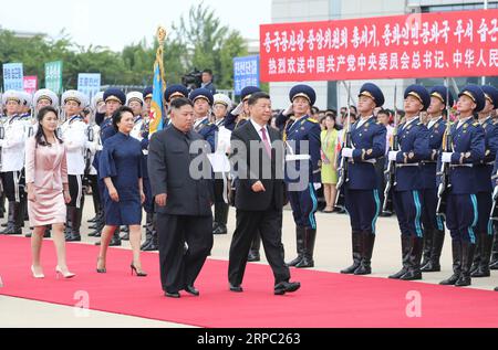 (190621) -- PJÖNGJANG, 21. Juni 2019 (Xinhua) -- Generalsekretär des Zentralkomitees der Kommunistischen Partei Chinas (KPCh) und der chinesische Präsident Xi Jinping und seine Frau Peng Liyuan nehmen an einer Sightseeing-Zeremonie Teil, die von Kim Jong UN, Vorsitzender der Arbeiterpartei Koreas (WPK) und Vorsitzender der Staatskommission der Demokratischen Volksrepublik Korea (DVRK), und seine Frau Ri Sol Ju, vor ihrem Abflug am Flughafen in Pjöngjang, Hauptstadt der DVRK, am 21. Juni 2019. XI schloss am Freitag einen zweitägigen Staatsbesuch in der DVRK ab. (Xinhua/Ju Peng) DVRK-PJÖNGJANG-CHINA-XI JINPIN Stockfoto