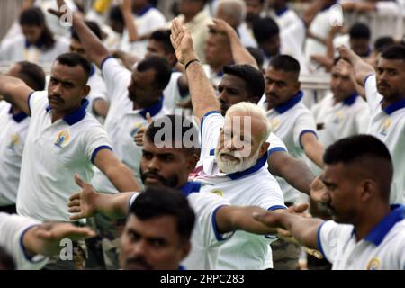 (190621) -- RANCHI (INDIEN), 21. Juni 2019 () -- der indische Premierminister Narendra Modi (C) führt Yoga während einer Veranstaltung anlässlich des Internationalen Yoga-Tages in Ranchi, der Hauptstadt des östlichen indischen Staates Jharkhand, am 21. Juni 2019 durch. Narendra Modi führte am Freitagmorgen Tausende von Menschen in Ranchi zum Yoga auf und feierte den 5. Internationalen Yoga-Tag. () INDIEN-RANCHI-INTERNATIONAL YOGA DAY-MODI XINHUA PUBLICATIONXNOTXINXCHN Stockfoto