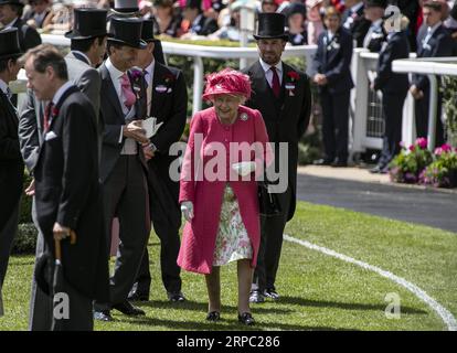 (190622) -- ASCOT, 22. Juni 2019 (Xinhua) -- die britische Königin Elizabeth II. Wird während der Royal Ascot 2019 auf der Ascot Racecourse in Ascot, Großbritannien, am 21. Juni 2019 gesehen. (Xinhua/Han Yan) BRITAIN-ASCOT-QUEEN-ROYAL ASCOT PUBLICATIONxNOTxINxCHN Stockfoto