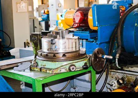 Industrielle Drehmaschine zum Schneiden, Drehen von Knüppeln aus Metallen, Holz und anderen Materialien, Drehen, Herstellung von Details und Ersatzteilen an der Stockfoto