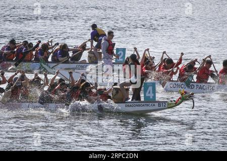 (190622) -- VANCOUVER, 22. Juni 2019 -- Teilnehmer nehmen an einem Drachenbootrennen während des 31. Vancouver International Dragon Boat Festivals in Vancouver, Kanada, 21. Juni 2019 Teil. Das 31. Vancouver International Dragon Boat Festival zog mehr als 5.500 Paddler aus der ganzen Welt an, um während der dreitägigen Veranstaltung auf dem Wasser zu konkurrieren. ) CANADA-VANCOUVER-DRAGON BOAT FESTIVAL LiangxSen PUBLICATIONxNOTxINxCHN Stockfoto