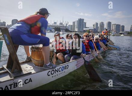 (190622) -- VANCOUVER, 22. Juni 2019 -- Teilnehmer nehmen an einem Drachenbootrennen während des 31. Vancouver International Dragon Boat Festivals in Vancouver, Kanada, 21. Juni 2019 Teil. Das 31. Vancouver International Dragon Boat Festival zog mehr als 5.500 Paddler aus der ganzen Welt an, um während der dreitägigen Veranstaltung auf dem Wasser zu konkurrieren. ) CANADA-VANCOUVER-DRAGON BOAT FESTIVAL LiangxSen PUBLICATIONxNOTxINxCHN Stockfoto