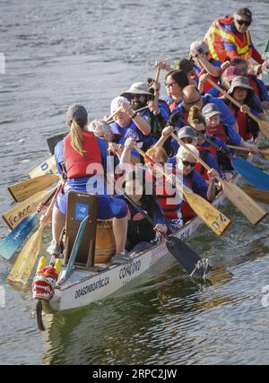 (190622) -- VANCOUVER, 22. Juni 2019 -- Teilnehmer nehmen an einem Drachenbootrennen während des 31. Vancouver International Dragon Boat Festivals in Vancouver, Kanada, 21. Juni 2019 Teil. Das 31. Vancouver International Dragon Boat Festival zog mehr als 5.500 Paddler aus der ganzen Welt an, um während der dreitägigen Veranstaltung auf dem Wasser zu konkurrieren. ) CANADA-VANCOUVER-DRAGON BOAT FESTIVAL LiangxSen PUBLICATIONxNOTxINxCHN Stockfoto