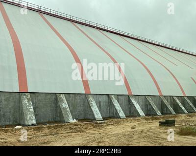 Bauernhof Hangars und Turm. Große Lagerhaltung für landwirtschaftliche Nutzpflanzen. Agrarbusiness-Konzept. Stockfoto