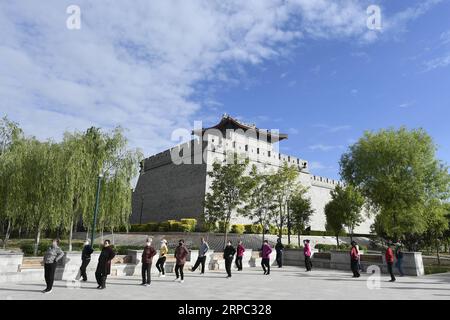 (190622) -- YINCHUAN, 22. Juni 2019 (Xinhua) -- Bürger trainieren in der Nähe der renovierten Stadtmauer im Yanchi County, Nordwestchinas Autonome Region Ningxia Hui, 28. Mai 2019. Das am südlichen Rand der Maowusu-Wüste gelegene Yanchi County war einst von Armut betroffen und litt unter Wüstenbildung. Aber nach jahrelangen Bemühungen wurde die Umwelt dort wiederhergestellt, und auch die Grafschaft hat die Armut abgeschwächt. (Xinhua/Wang Peng) CHINA-NINGXIA-YANCHI-POVERTY ELIMINATION (CN) PUBLICATIONxNOTxINxCHN Stockfoto