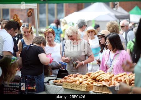 (190622) -- RIGA, 22. Juni 2019 -- Leute besuchen das Mittsommerfest Ligo Market in Riga, Lettland, 21. Juni 2019. Am Freitag wurde hier das jährliche Mittsommerfest Ligo Market eröffnet, bei dem Bauern und Handwerker aus ganz Lettland Spezialitäten wie ländliches Brot, Käse, traditionellen Tee, Honig, handgemachte Kuchen und Kapillen verkaufen. ) LETTLAND-RIGA-MIDSUMMER FESTIVAL LIGO MARKET EDIJSXPALENS PUBLICATIONXNOTXINXCHN Stockfoto