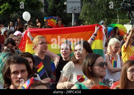 (190622) -- BUKAREST, 22. Juni 2019 -- Menschen nehmen am 22. Juni 2019 an der Pride Parade in der Innenstadt von Bukarest, der Hauptstadt Rumäniens, Teil. Etwa 10.000 Personen nahmen am Samstag an der jährlichen Veranstaltung Teil. ) RUMÄNIEN-BUKAREST-PRIDE PARADE GabrielxPetrescu PUBLICATIONxNOTxINxCHN Stockfoto