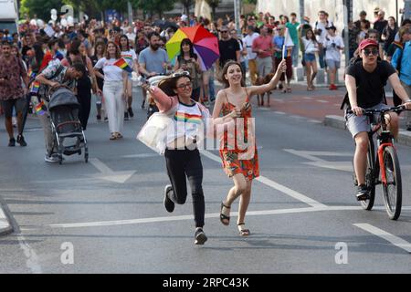 (190622) -- BUKAREST, 22. Juni 2019 -- Menschen nehmen am 22. Juni 2019 an der Pride Parade in der Innenstadt von Bukarest, der Hauptstadt Rumäniens, Teil. Etwa 10.000 Personen nahmen am Samstag an der jährlichen Veranstaltung Teil. ) RUMÄNIEN-BUKAREST-PRIDE PARADE GabrielxPetrescu PUBLICATIONxNOTxINxCHN Stockfoto