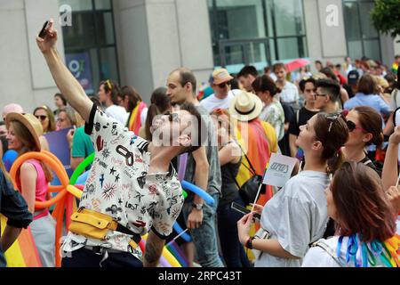 (190622) -- BUKAREST, 22. Juni 2019 -- Menschen nehmen am 22. Juni 2019 an der Pride Parade in der Innenstadt von Bukarest, der Hauptstadt Rumäniens, Teil. Etwa 10.000 Personen nahmen am Samstag an der jährlichen Veranstaltung Teil. ) RUMÄNIEN-BUKAREST-PRIDE PARADE GabrielxPetrescu PUBLICATIONxNOTxINxCHN Stockfoto