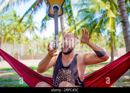 Junger Mann, der Spaß hat. Stockfoto