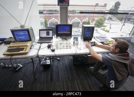 (190622) -- VANCOUVER, 22. Juni 2019 -- Ein Besucher versucht ein Computerspiel auf der Vancouver Retro Gaming Expo in New Westminster, Kanada, 22. Juni 2019. Die Vancouver Retro Gaming Expo fand am Samstag im Anvil Centre statt und bot verschiedene Sammlungen von Videospielen, Konsolen und Sammlerstücken aus den 1970er bis 1990er Jahren an. CANADA-NEW WESTMINSTER-RETRO GAMING EXPO LIANGXSEN PUBLICATIONXNOTXINXCHN Stockfoto