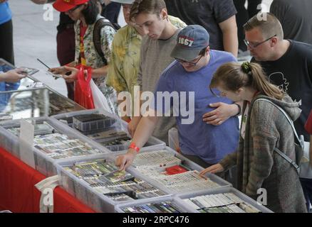 (190622) -- VANCOUVER, 22. Juni 2019 -- Leute besuchen die Vancouver Retro Gaming Expo in New Westminster, Kanada, 22. Juni 2019. Die Vancouver Retro Gaming Expo fand am Samstag im Anvil Centre statt und bot verschiedene Sammlungen von Videospielen, Konsolen und Sammlerstücken aus den 1970er bis 1990er Jahren an. CANADA-NEW WESTMINSTER-RETRO GAMING EXPO LIANGXSEN PUBLICATIONXNOTXINXCHN Stockfoto
