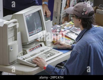 (190622) -- VANCOUVER, 22. Juni 2019 -- Ein Besucher versucht ein Computerspiel auf der Vancouver Retro Gaming Expo in New Westminster, Kanada, 22. Juni 2019. Die Vancouver Retro Gaming Expo fand am Samstag im Anvil Centre statt und bot verschiedene Sammlungen von Videospielen, Konsolen und Sammlerstücken aus den 1970er bis 1990er Jahren an. CANADA-NEW WESTMINSTER-RETRO GAMING EXPO LIANGXSEN PUBLICATIONXNOTXINXCHN Stockfoto