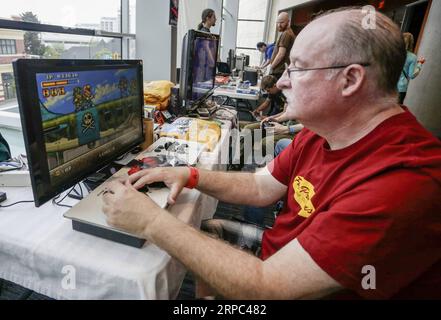 (190622) -- VANCOUVER, 22. Juni 2019 -- Ein Besucher versucht ein Computerspiel auf der Vancouver Retro Gaming Expo in New Westminster, Kanada, 22. Juni 2019. Die Vancouver Retro Gaming Expo fand am Samstag im Anvil Centre statt und bot verschiedene Sammlungen von Videospielen, Konsolen und Sammlerstücken aus den 1970er bis 1990er Jahren an. CANADA-NEW WESTMINSTER-RETRO GAMING EXPO LIANGXSEN PUBLICATIONXNOTXINXCHN Stockfoto