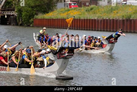 (190623) -- CHICAGO, 23. Juni 2019 (Xinhua) -- Teilnehmer nehmen an einem Drachenbootrennen in Chicago, USA, am 22. Juni 2019 Teil. Das Chicago Dragon Boat Race 2019 startete am Samstagmorgen am Südabzweig des Chicago River mit 34 Drachenbootteams, die an diesem Wettbewerb teilnahmen. (Xinhua/Wang Ping) U.S.-CHICAGO-DRAGON BOAT RACE PUBLICATIONxNOTxINxCHN Stockfoto