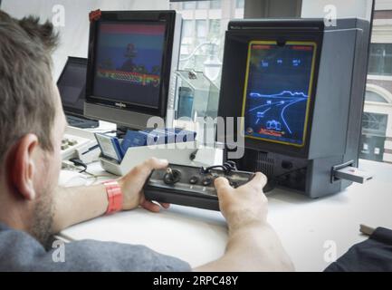 (190622) -- VANCOUVER, 22. Juni 2019 -- Ein Besucher versucht ein Computerspiel auf der Vancouver Retro Gaming Expo in New Westminster, Kanada, 22. Juni 2019. Die Vancouver Retro Gaming Expo fand am Samstag im Anvil Centre statt und bot verschiedene Sammlungen von Videospielen, Konsolen und Sammlerstücken aus den 1970er bis 1990er Jahren an. CANADA-NEW WESTMINSTER-RETRO GAMING EXPO LIANGXSEN PUBLICATIONXNOTXINXCHN Stockfoto
