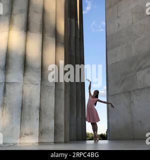 (190623) -- WASHINGTON D.C, 23. Juni 2019 -- Foto aufgenommen mit einem Handy zeigt ein Mädchen, das eine Ballettposition neben einer Kolumne des Lincoln Memorial in Washington D.C., USA, 22. Juni 2019 spielt. ) U.S.-WASHINGTON D.C.-SUMMER LiuxJie PUBLICATIONxNOTxINxCHN Stockfoto