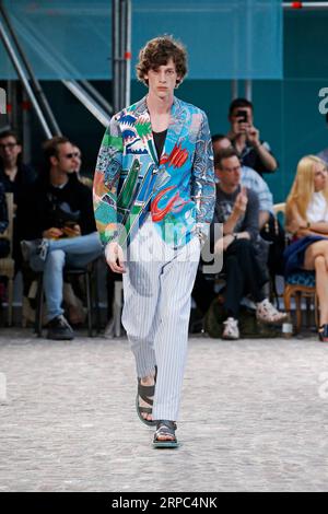 (190623) -- PARIS, 23. Juni 2019 -- Ein Modell präsentiert eine Kreation von Hermes Frühjahr/Sommer 2020 Sammlungen in Paris, Frankreich, 22. Juni 2019. ) FRANCE-PARIS-FASHION-MEN-HERMES PieroxBiasion PUBLICATIONxNOTxINxCHN Stockfoto